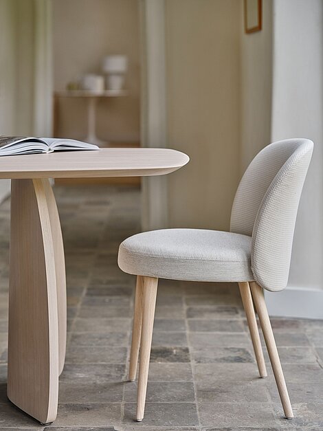 Gepolsterter Stuhl mit Holzgestell