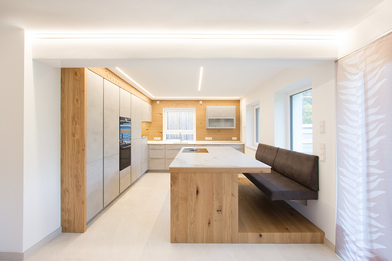 Moderne Küche in Betonoptik und Holz