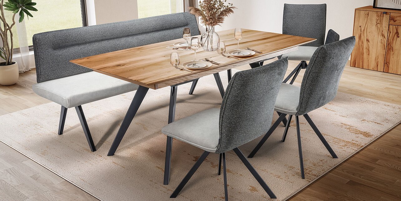 Moderne Essgruppe mit gepolsterter Sitzbank und Tisch mit Metallgestell