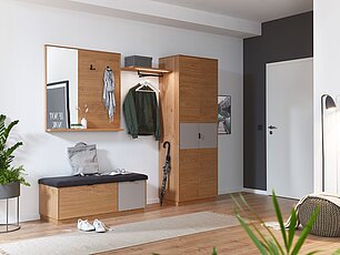 Moderne, elegante Garderobe mit Sitzbank, Spiegel und Schuhschrank