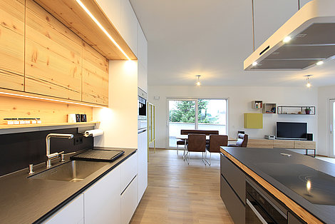 Moderne Küche mit Altholz