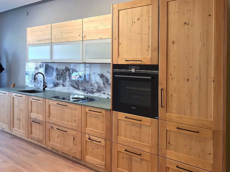 Holzküche mit Backofen und Glasrückwand