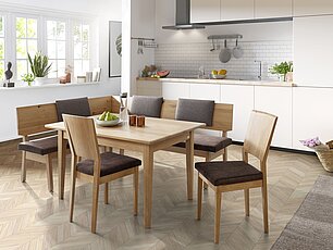 Essgruppe mit Holzgestell und Sitzpolsterung, sowie Rückenlehnenteilpolsterung auf der Sitzbank