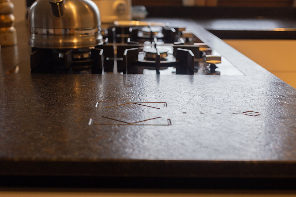 Loxone Fräsung in der Küchenarbeitsplatte zur Steuerung vom Smart-Home System Loxone