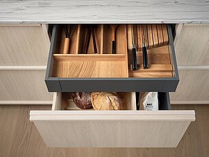 Innenschublade mit Besteckeinsatz und Brotlade