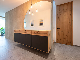 Modernes Sideboard im Eingangsbereich mit großem Spiegel
