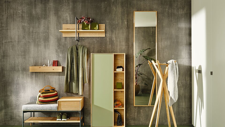 Moderne Garderobe Modell Lina in Naturbuche gebürstet, kombiniert mit Salbeifronten, einer Sitzbank und Spiegelschrank