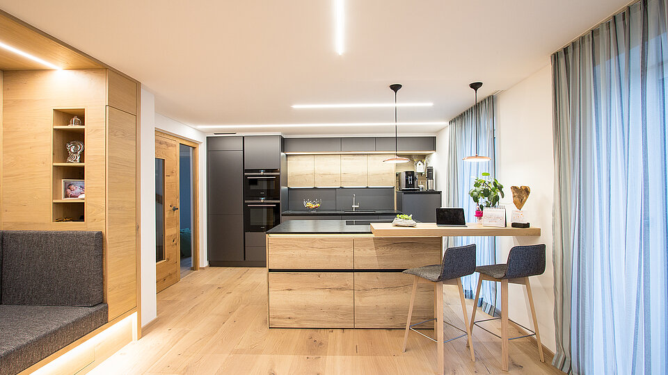 Moderne elegante Wohnküche mit Kücheninsel