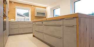 Küche in Beton mit Holz