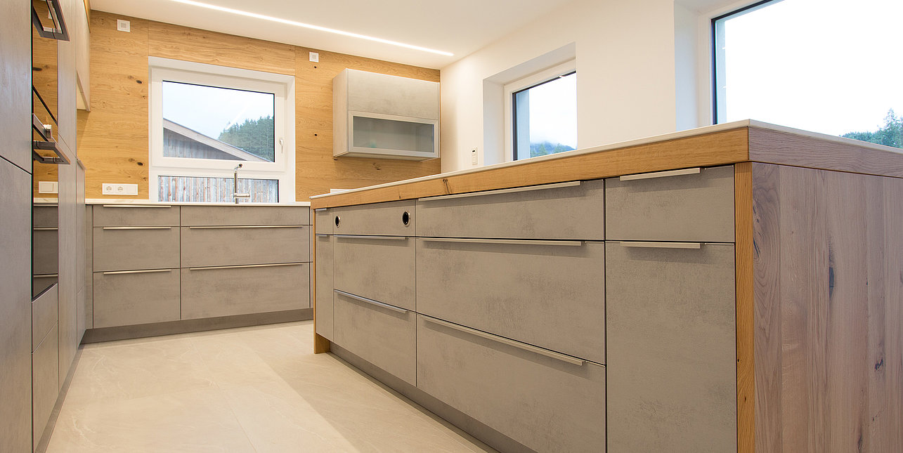 Küche in Beton mit Holz
