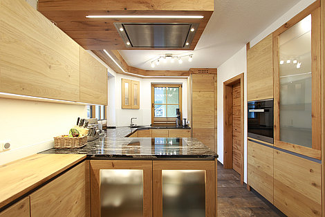 Eine moderne Holzküche mit schwarzer Steinplatte