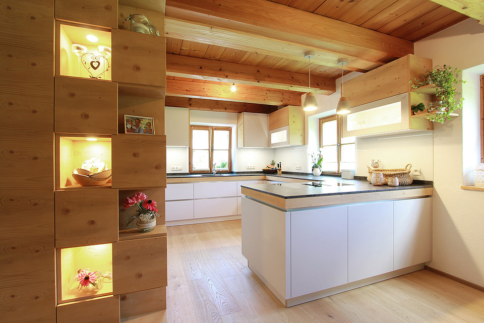 Moderne Küche mit Holz