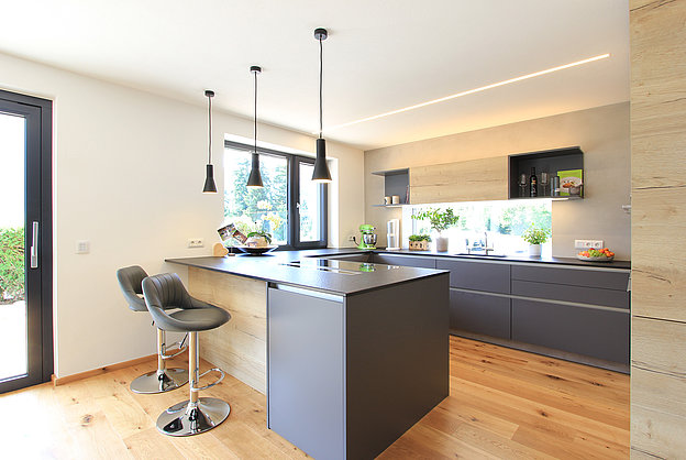 Moderne Küche in Grau und Holzdekor Eiche