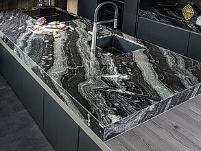 Steinplatte Black Canyon auf einer schwarzen Küche