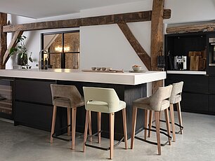 Barhocker mit halbhoher Rückenlehne und Holzgestell
