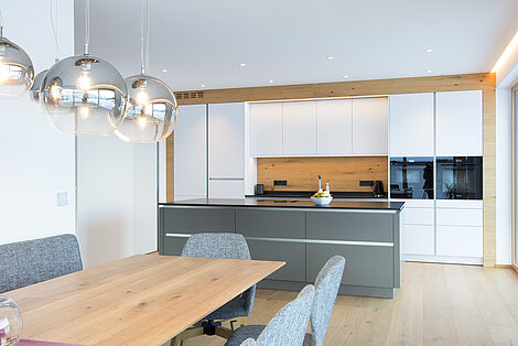 Moderne Küche weiß und grau mit Holz