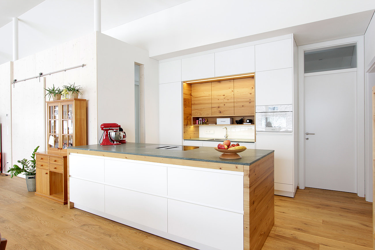 Moderne Küche mit Holz und einer großen Kücheninsel