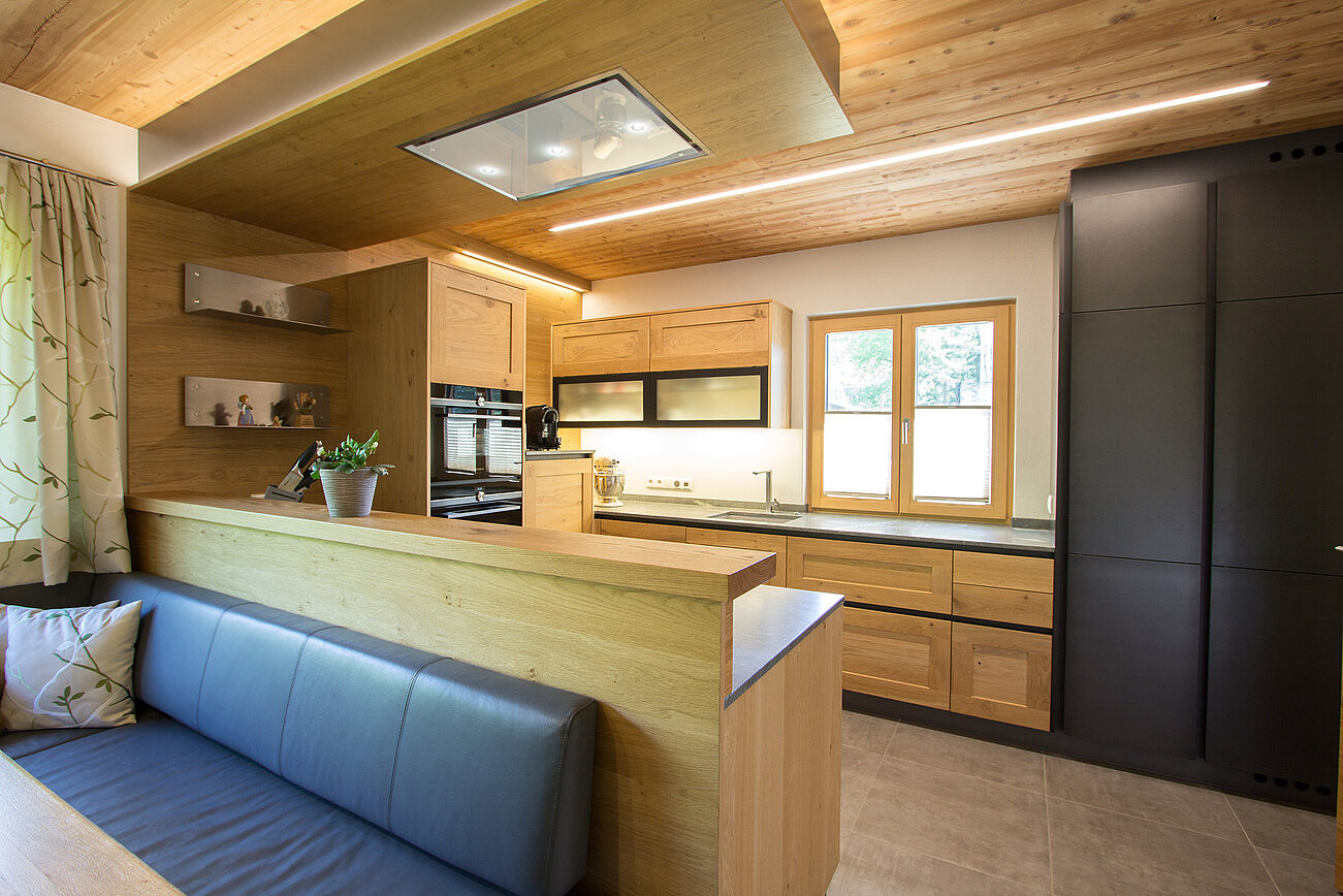 Moderne Holzküche in Eiche und schwarzen Hochschränken