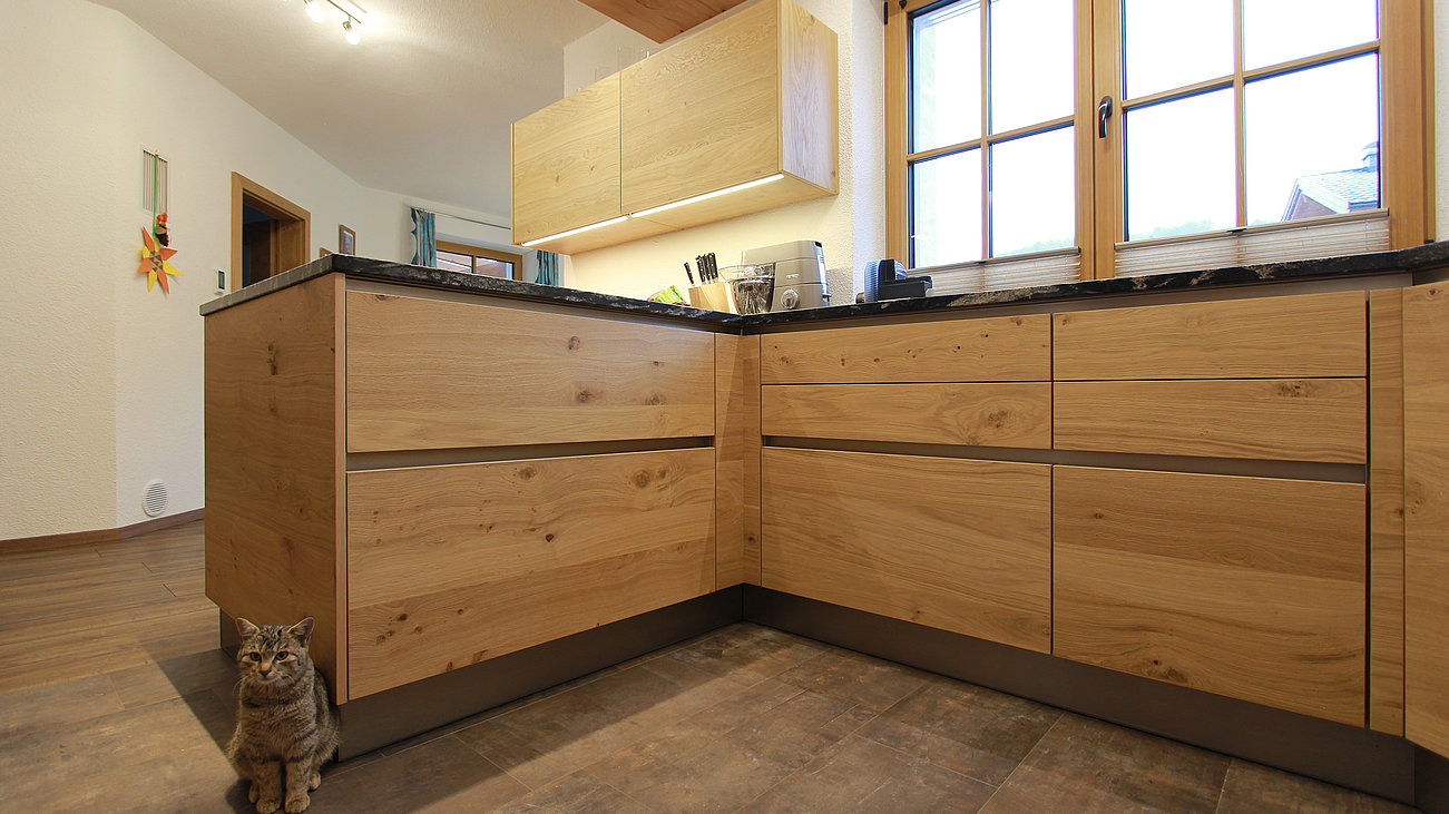 Moderne grifflose Holzküche