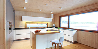 Moderne Küche im Holzhaus mit Kücheninsel