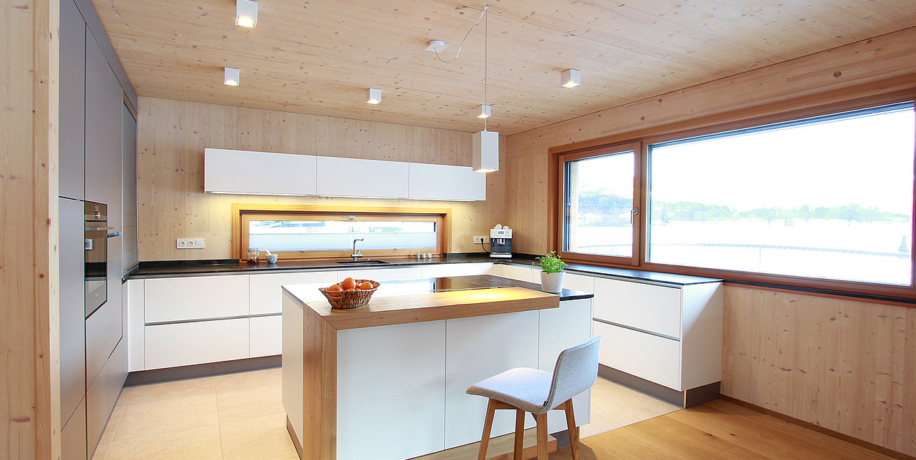 Moderne Küche im Holzhaus mit Kücheninsel