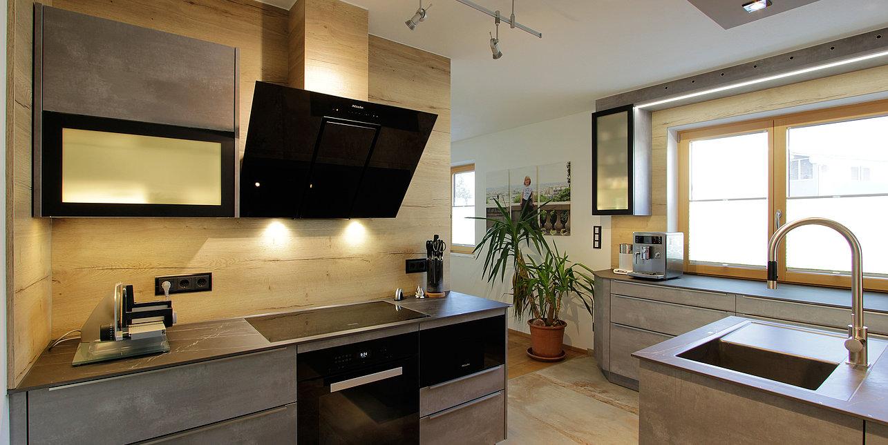 Küche in Betonoptik kombiniert mit einer Rückwand aus Holz