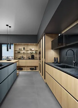 Moderne Küche mit hellen Holzmöbeln, schwarzer Arbeitsplatte und offenem Regal