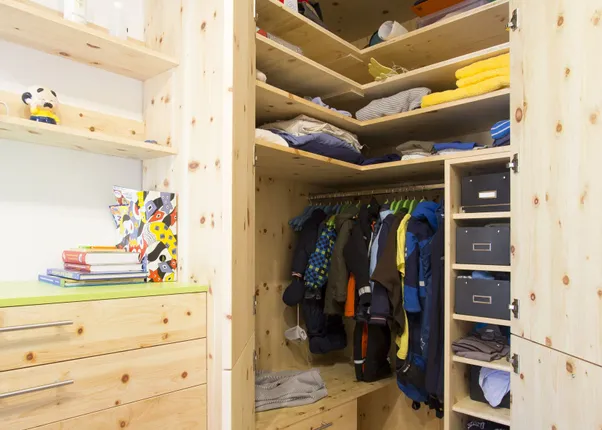 eckschrank-zirbenholz.jpg