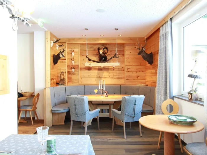 Altholzstube mit traditioneller Rundbank und Rundtisch