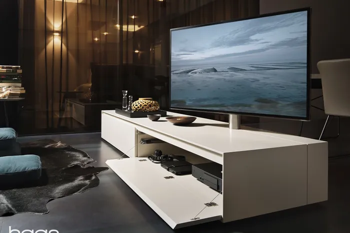 Modernes Wohnzimmer mit weißem TV-Lowboard, Flachbildfernseher und stilvoller Dekoration