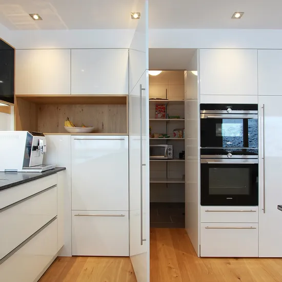 Begehbare Speisekammer