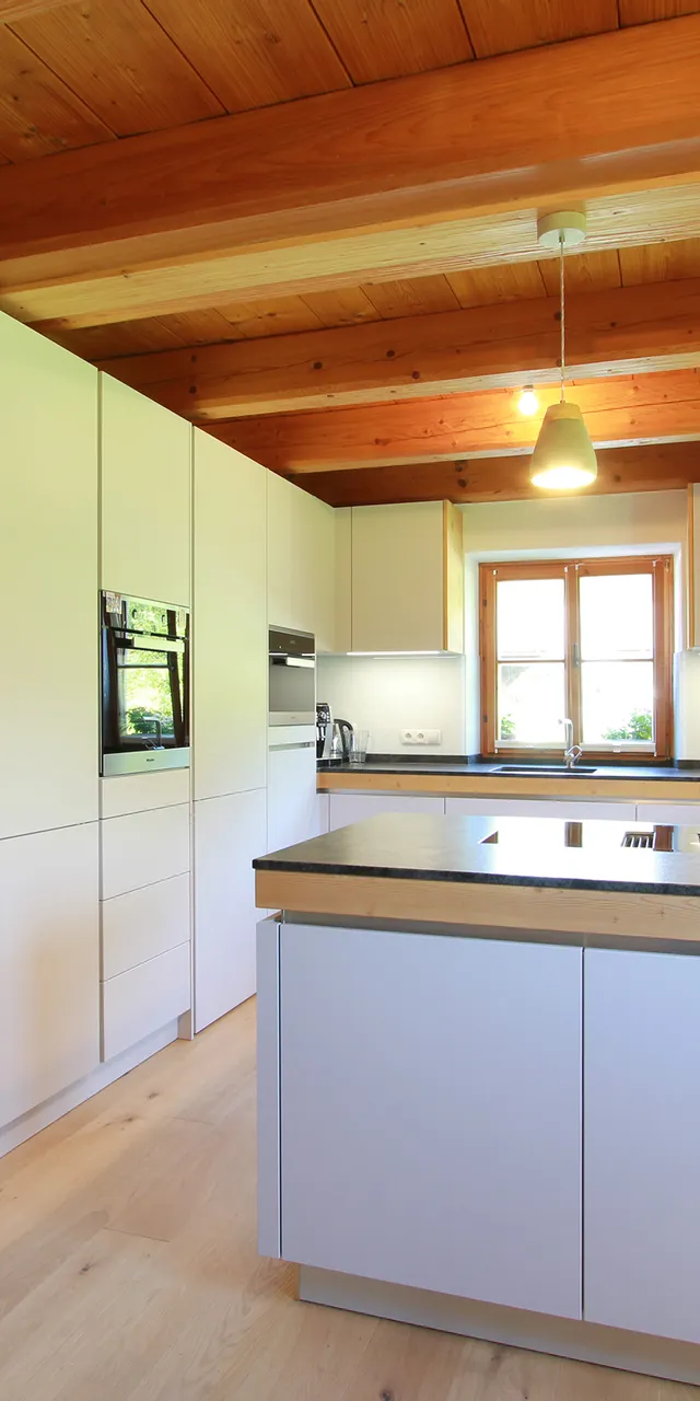 Moderne offene Küche mit Holzdecke, Kochinsel und integriertem Regal mit Beleuchtung