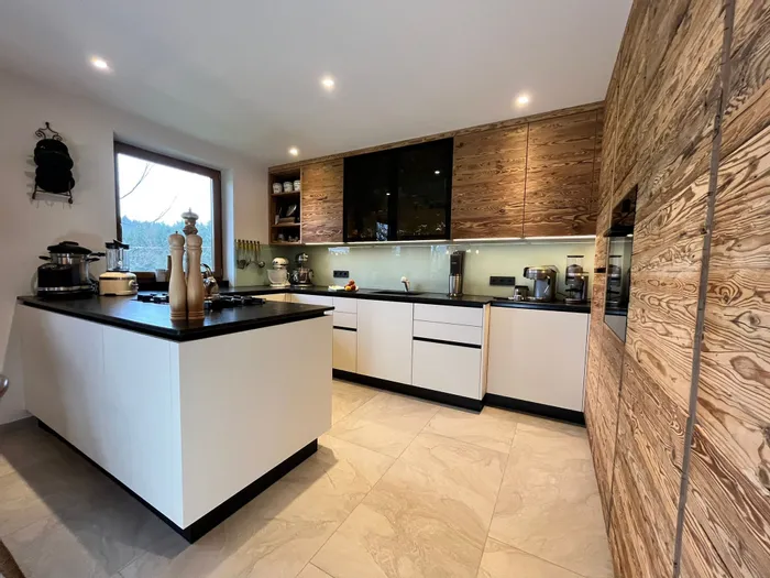 Moderne Küche mit Altholz