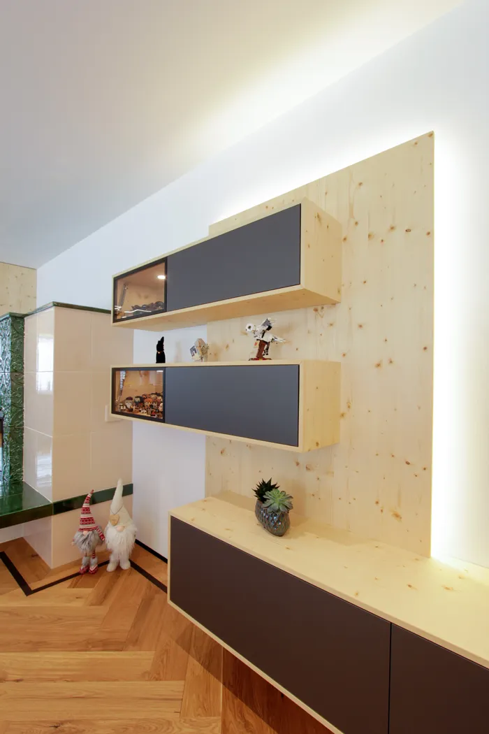 Moderne Wandregale aus Holz mit Dekorationen und Pflanzgefäß in einem stilvollen Wohnzimmer