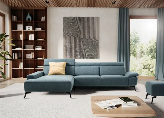 Modernes Wohnzimmer mit blauer Ecksofa, Holzregal und großem Fenster mit Blick ins Grüne