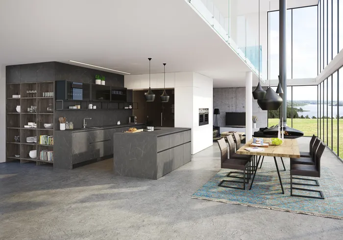 Moderne offene Küche mit schwarzer Kücheninsel, Essbereich und Panoramablick auf die Landschaft