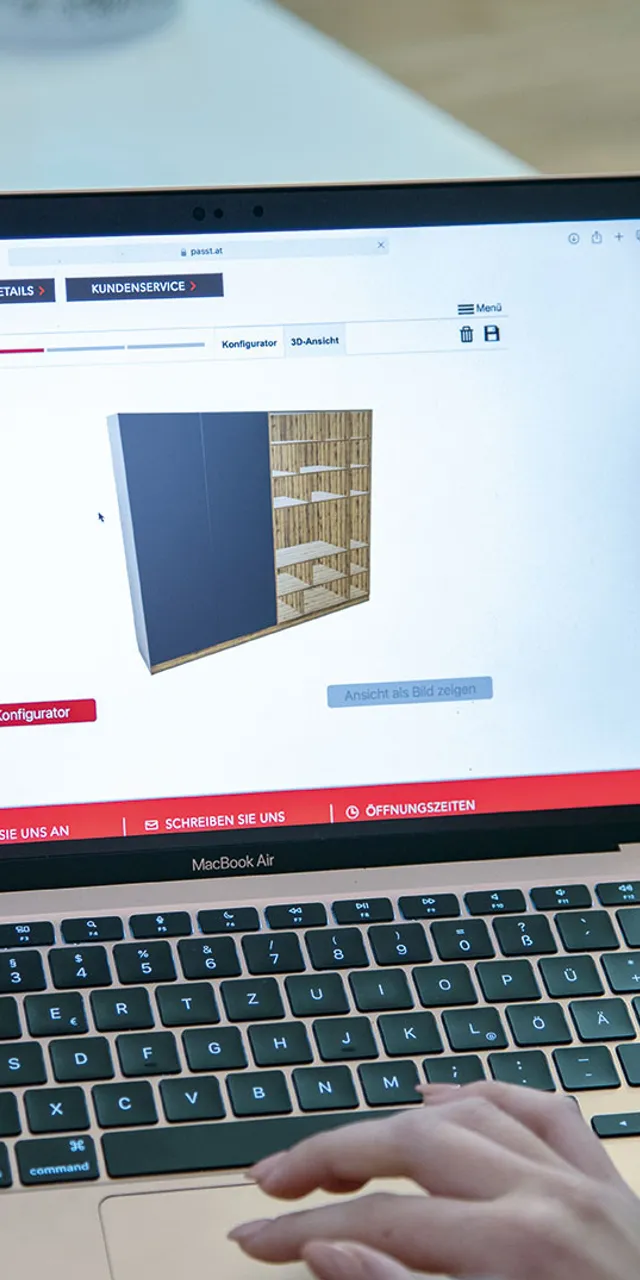 Laptop zeigt Online-Konfigurator mit 3D-Ansicht eines Schranks auf passt.at