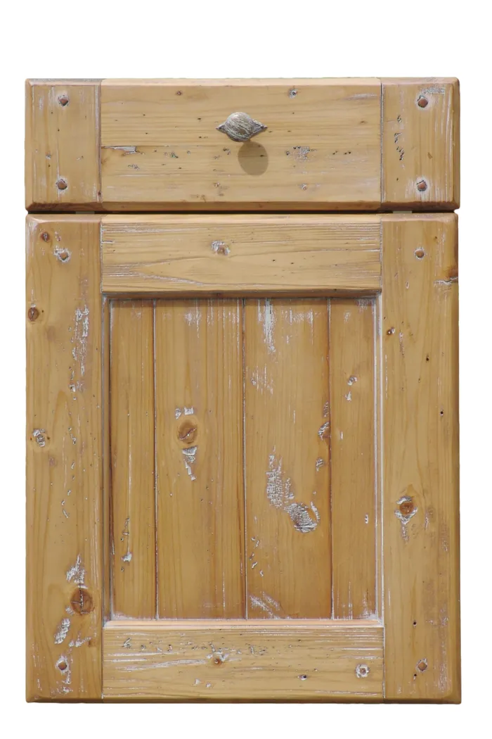 Rustikale Holzküchenschublade mit Gebrauchsspuren und sichtbarer Holzmaserung