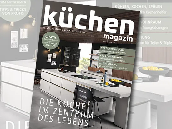 Titelseite des Küchenmagazins mit moderner Kücheninsel und Holzdekor