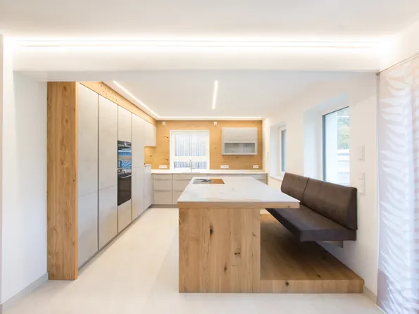 Moderne Küche in Betonoptik und Holz