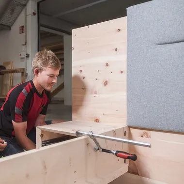 Tischler Zirbenbett wird fertiggestellt