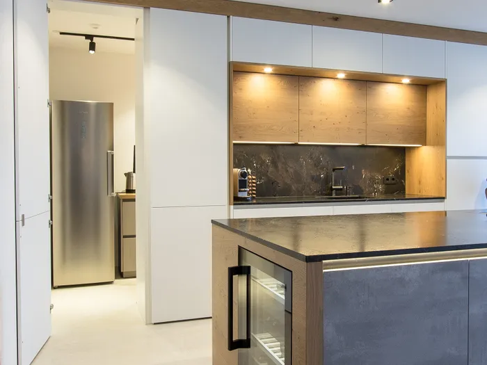 Versteckte Speisekammer mit Platz für Gefrierschrank und Vorräte