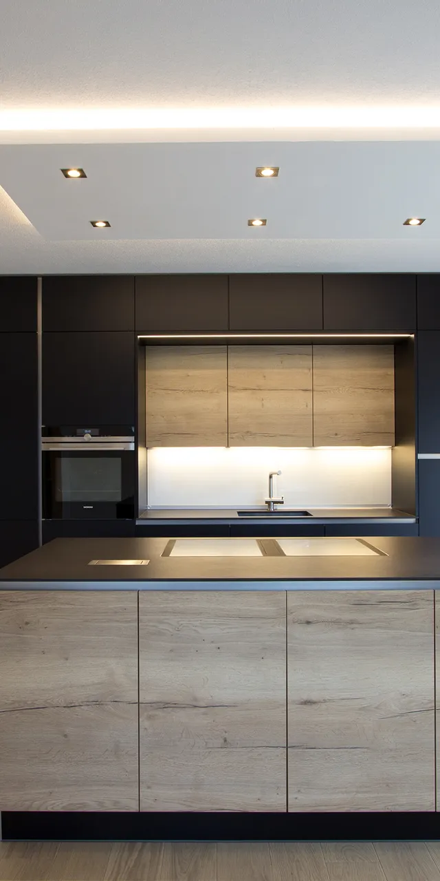 Moderne offene Küche mit Kochinsel in Holz- und Schwarzoptik mit Blick auf Garten