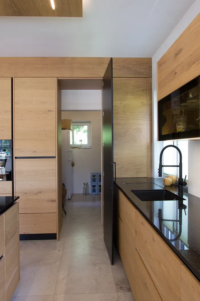 Versteckte Speisekammer mit schwarzer Glastüre