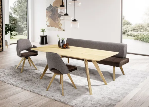 Modernes Esszimmer mit Holztisch, grauen Stühlen und großer Fensterfront