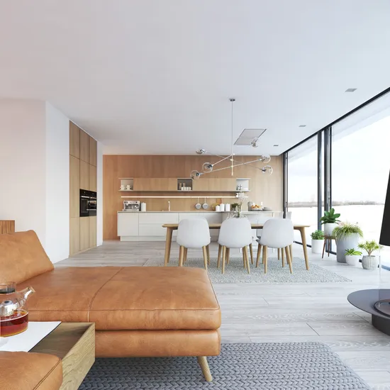 Modernes Wohnzimmer mit Ledersofa, Kamin, offener Küche und großen Fenstern mit Winterblick