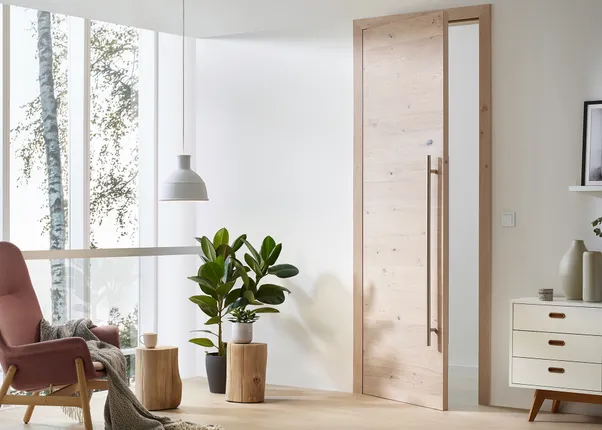 Modernes Wohnzimmer mit hellem Holz und skandinavischem Designstil