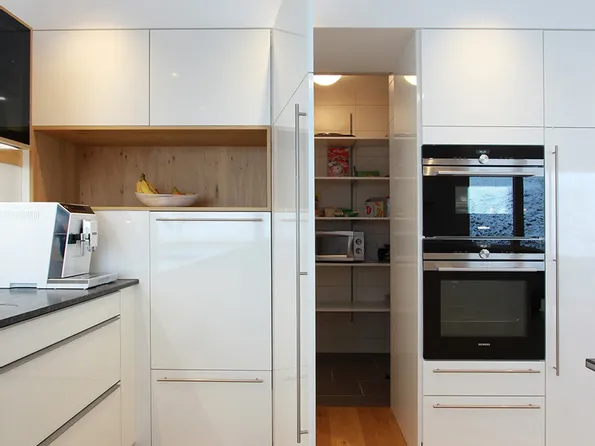 Begehbare Speisekammer