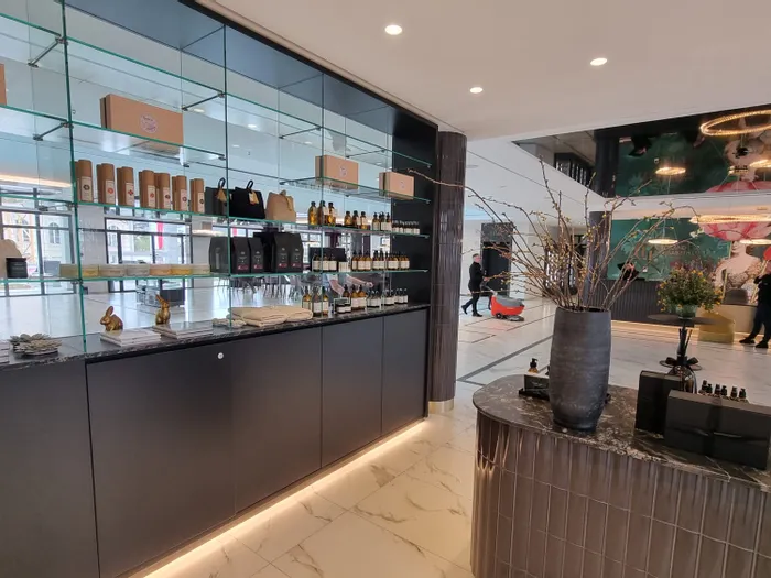 Modernes Hotellobby-Design mit Verkaufsregal für Wellnessprodukte und stilvoller Dekoration