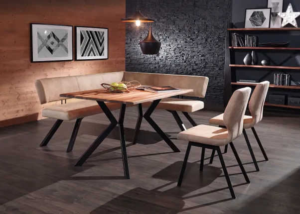 Moderne Essgruppe mit Holztisch, beige Polsterbank und Stühlen auf dunklem Holzboden